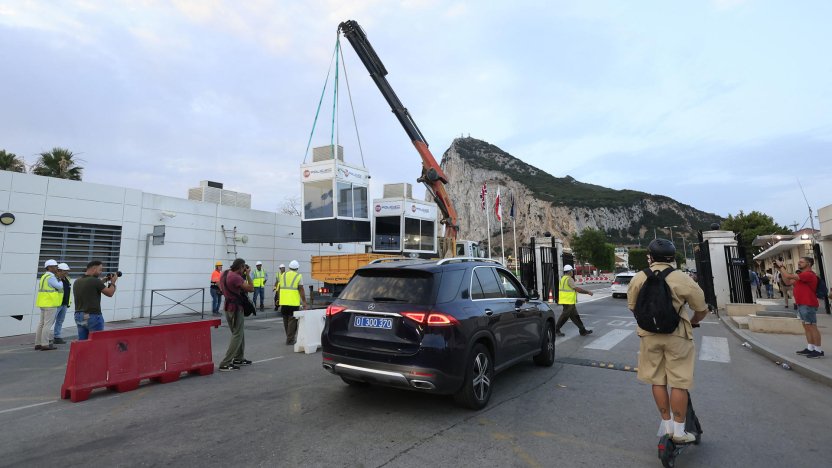 El Peñón de Gibraltar visto desde la zona fronteriza libre de barreras donde solía ubicarse la Verja de Gibraltar.