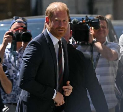 El príncipe Harry del Reino Unido saliendo de los tribunales británicos durante el proceso legal de 2026.