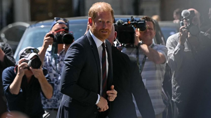 El príncipe Harry del Reino Unido saliendo de los tribunales británicos durante el proceso legal de 2026.
