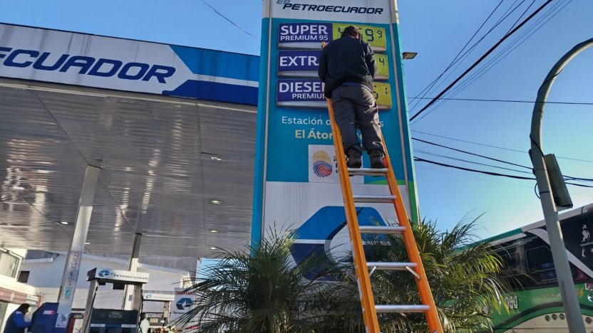 Pizarra informativa de una gasolinera en Quito mostrando los valores actualizados de los combustibles.