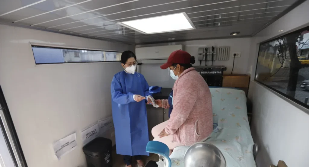Caravanas de salud en Quito, unidades móviles brindando atención médica gratuita a mujeres en parroquias de la ciudad.