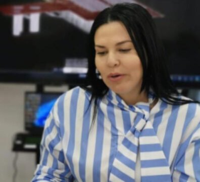 Karla Saud muestra sus pasaportes durante un video en el que se pronuncia sobre el caso Progen desde España.