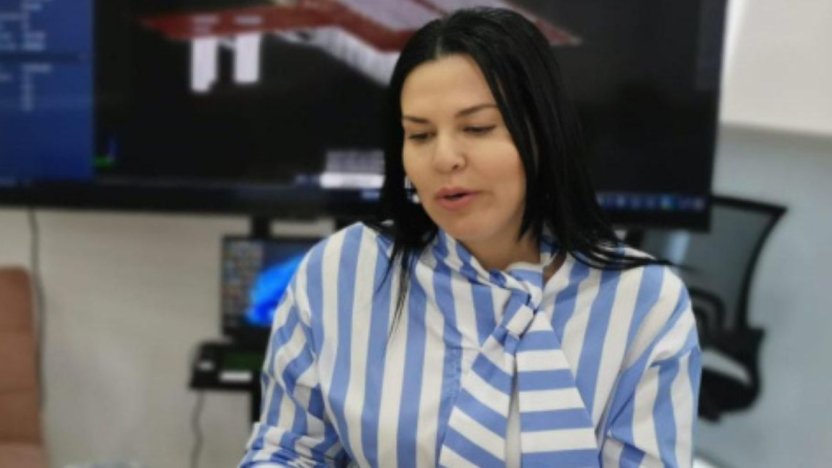 Karla Saud muestra sus pasaportes durante un video en el que se pronuncia sobre el caso Progen desde España.