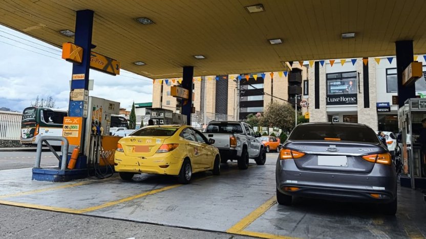 Estación de combustible en Ecuador tras el anuncio del ahorro en el precio de las gasolinas durante julio de 2026.
