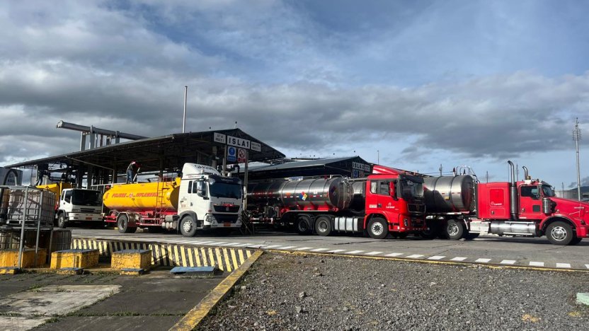 Estación de servicio en Ecuador tras el anuncio de la reducción en el precio de las gasolinas Extra, Ecopaís y diésel desde el 12 de julio de 2026.