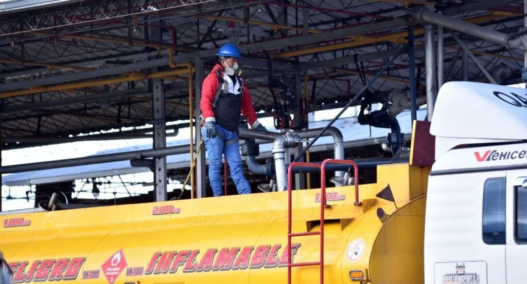 Surtidor de combustible con nuevos precios de extra, ecopaís y diésel