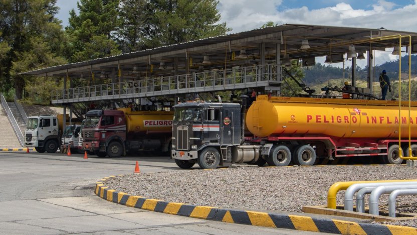 Importaciones de Ecuador desembarcando contenedores de mercancías y combustibles en el puerto comercial.