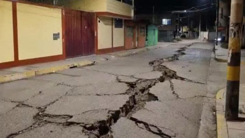 Fachada afectada de una vivienda andina y escombros en la calle tras el sismo de magnitud 5,1 en Chupaca.