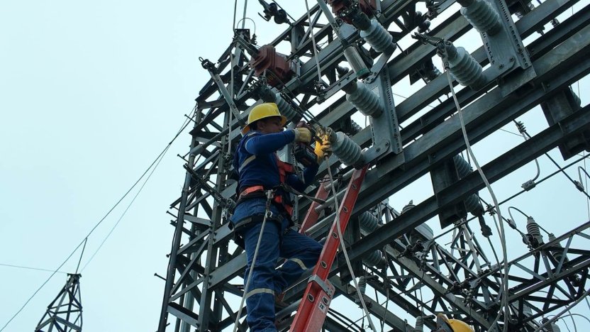 Torres de transmisión del Sistema Nacional Interconectado distribuyendo energía ante el alto consumo de electricidad en Ecuador.