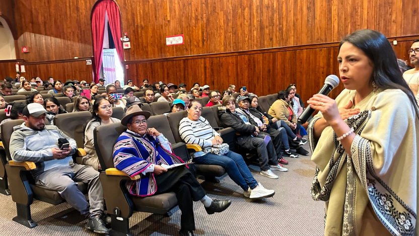 La alcaldesa subrogante de Cuenca Marisol Peñaloza presidiendo la posesión de la nueva gerencia de ETAPA.