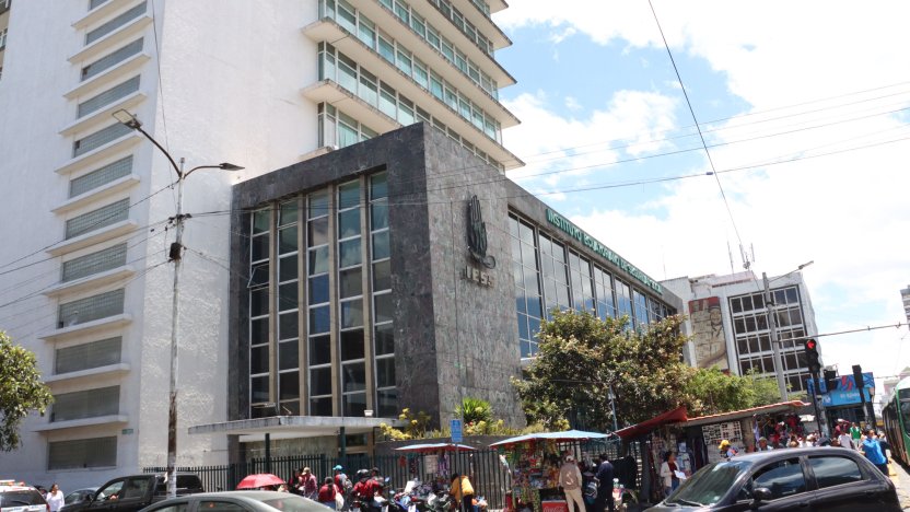 Fachada de un edificio administrativo donde constan los bienes inmuebles del IESS en Quito.