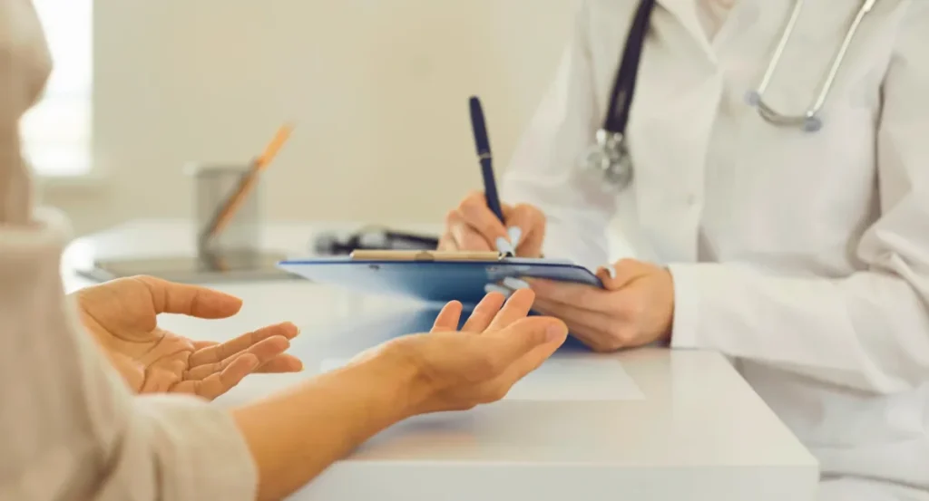 Médicos y pacientes piden reforma a los seguros privados de salud en Ecuador, denunciando limitaciones por preexistencias y falta de cobertura oportuna