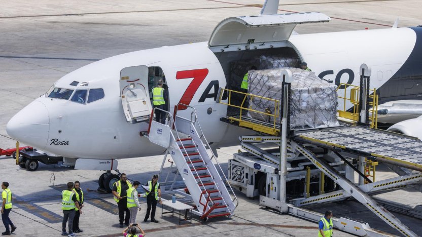 Descarga de insumos correspondiente a la ayuda humanitaria para unas 700 familias enviada a Cuba.
