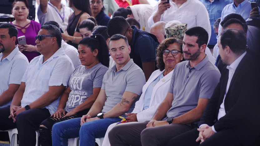 Evento donde el Gobierno inicia la construcción del Quinto Puente en Guayaquil con autoridades presentes.