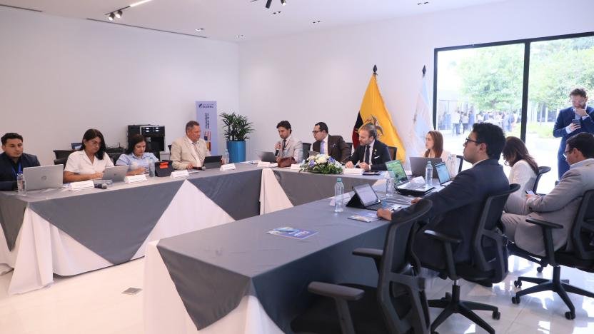 Reunión de la Comisión de Salud de la Asamblea Nacional de Ecuador al aprobar el informe para segundo debate de la ley de reproducción asistida