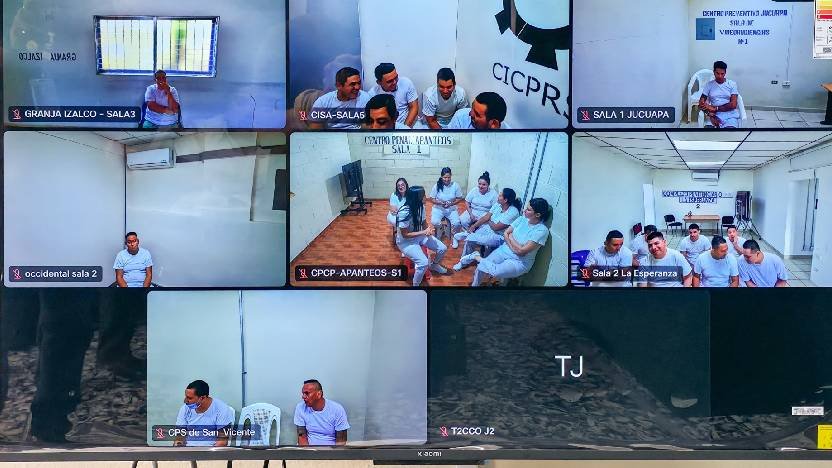 Audiencia judicial en la que una corte de El Salvador condena a tres personas a prisión.