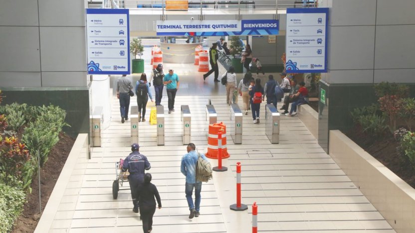 Venta de boletos en la terminal de Quitumbe donde el alza de pasajes interprovinciales toma por sorpresa a usuarios.