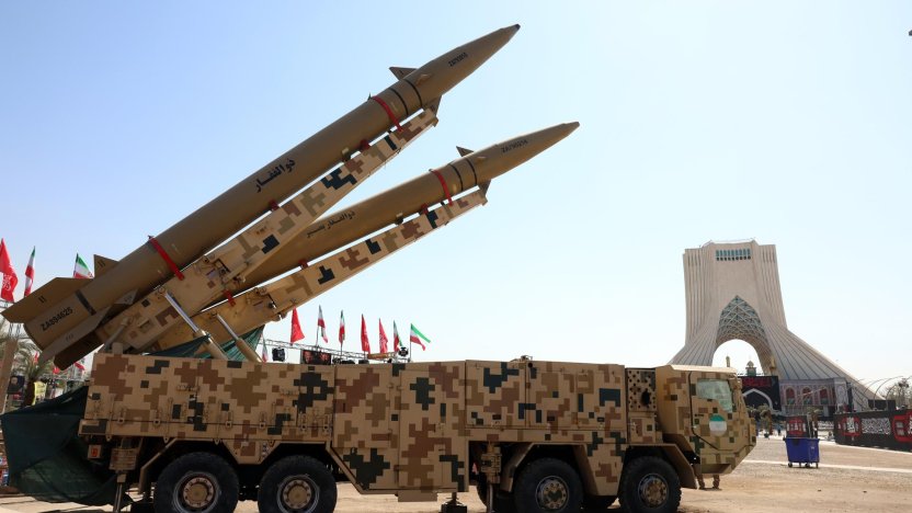 Humo sobre instalaciones atacadas en el marco de la guerra en Irán.