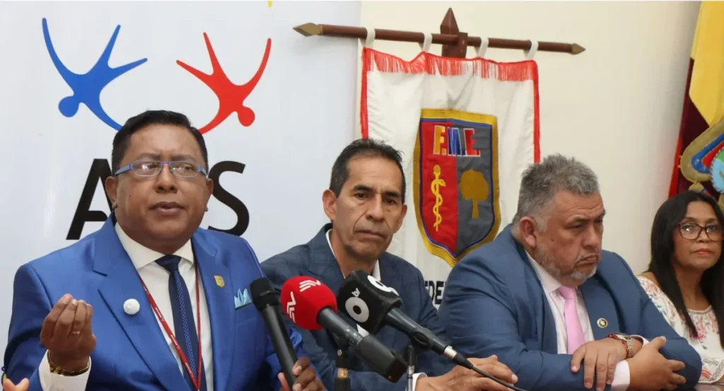 Rueda de prensa en Guayaquil donde médicos y representantes de pacientes piden un acuerdo nacional por la salud en Ecuador para garantizar medicamentos y atención sanitaria
