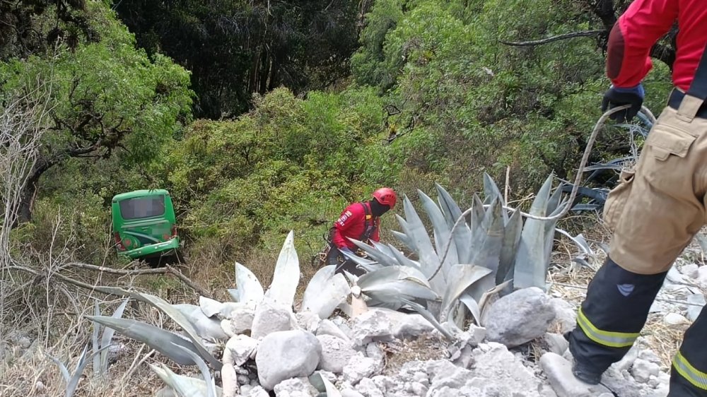 Un accidente de bus en Ambato dejó dos muertos: madre e hijo hallados abrazados en Socavón, Tungurahua. El SIAT investiga las causas.