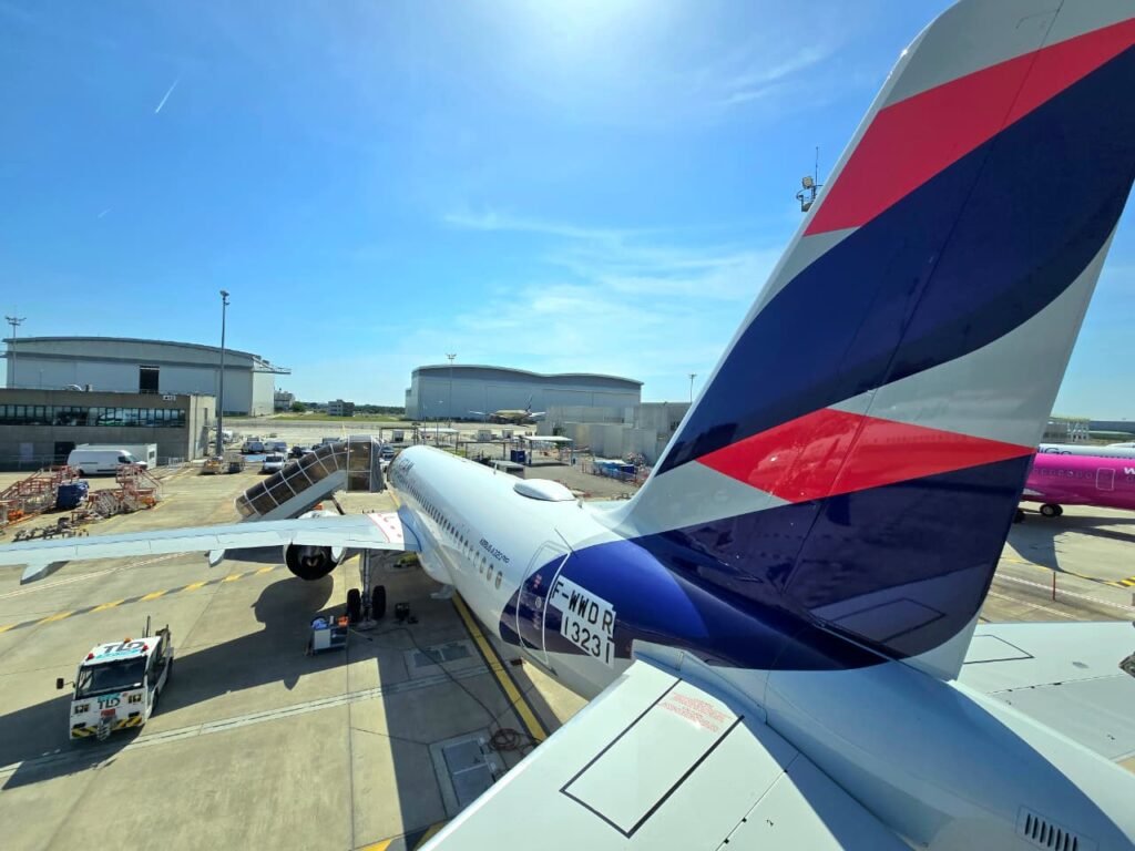 Vista lateral de un avión Boeing 787-9 Dreamliner con la insignia corporativa despegando hacia el cielo, representando la flota del grupo LATAM.