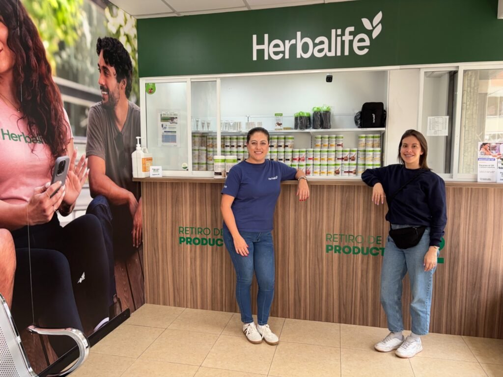 Especialistas de marketing de la compañía de salud y bienestar Herbalife, Ximena Traversa y Melissa García, en la inauguración de Cuenca.