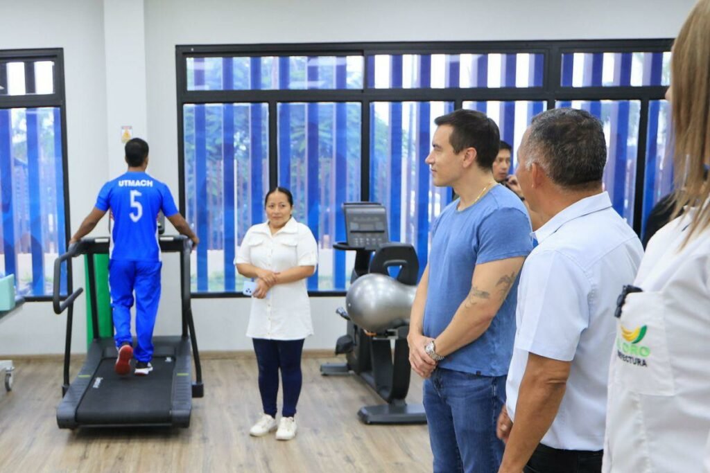El presidente Daniel Noboa durante la inauguración del centro de salud en Machala junto a autoridades locales.
