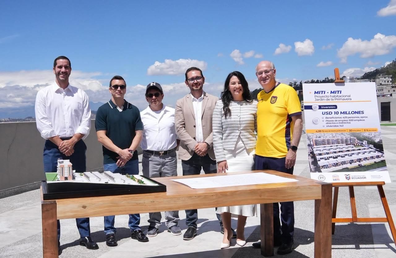 El presidente Daniel Noboa junto a beneficiarios del programa de vivienda en Quito.