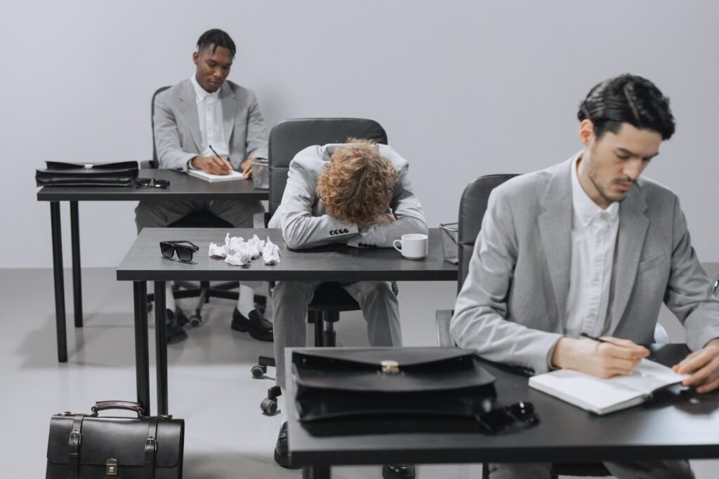 Representación gráfica que muestra la brecha invisible en la comunicación entre líderes y equipos de trabajo