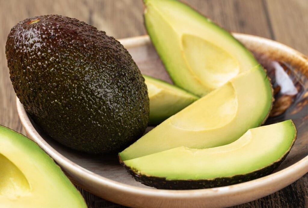 Aguacate fresco cortado a la mitad mostrando su pulpa y semilla, ingrediente saludable para dietas equilibradas