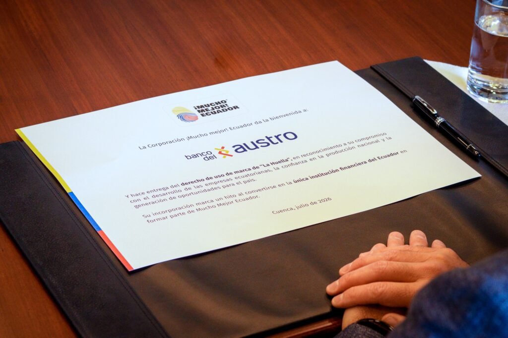Guillermo Talbot, Clemente Tamariz y Mónica Malo sostienen el convenio de incorporación institucional en Cuenca, representando la alianza con el Banco del Austro.