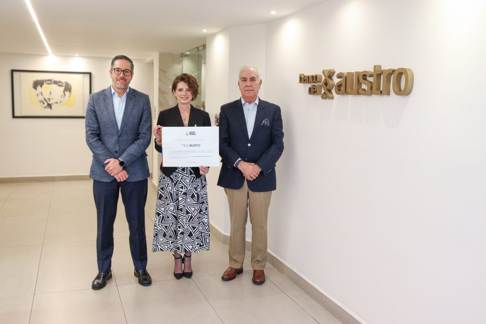 Guillermo Talbot, Clemente Tamariz y Mónica Malo sostienen el convenio de incorporación institucional en Cuenca, representando la alianza con el Banco del Austro.