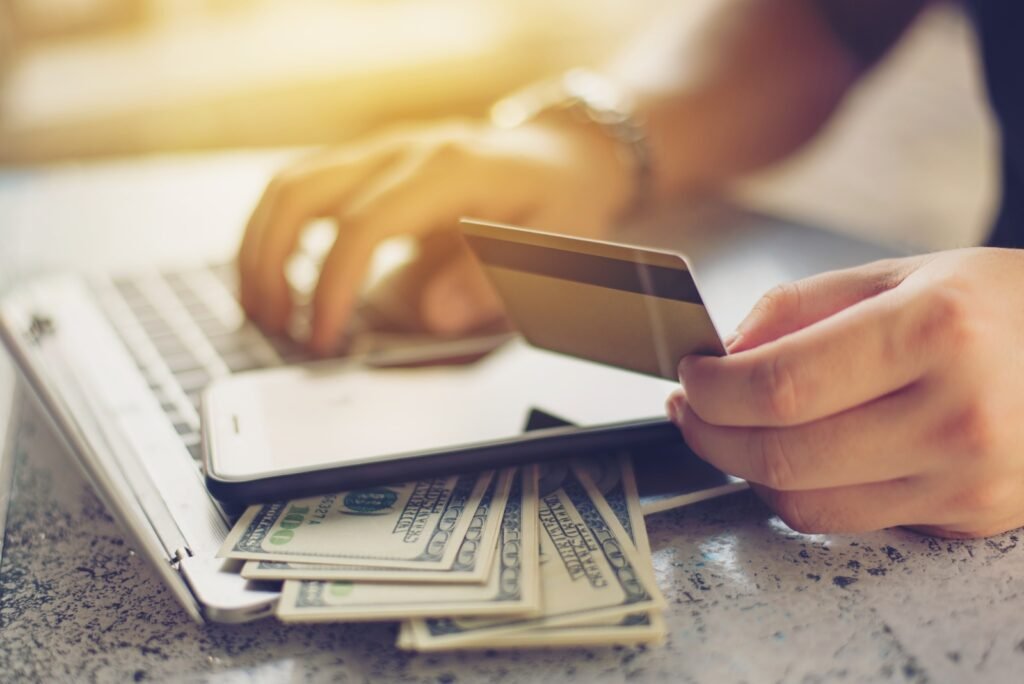 Gráfico comparativo de inclusión financiera en Ecuador, Colombia y Perú, mostrando acceso a cuentas, ahorro y crédito formal