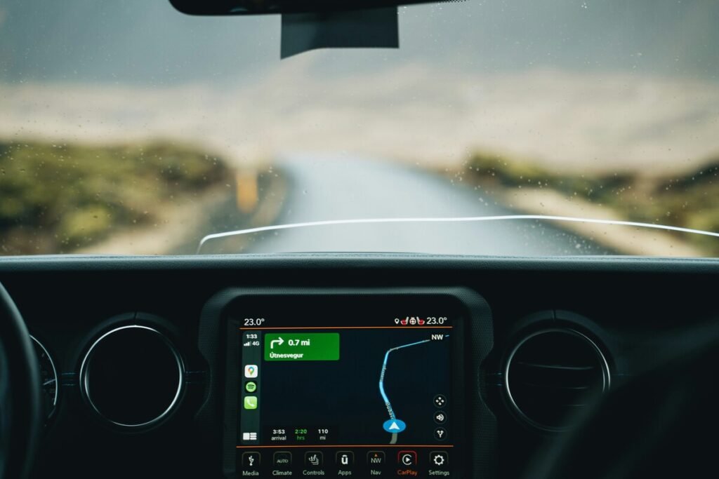 Dispositivo receptor de la marca OTTOCAST conectado al puerto USB del salpicadero del coche, libre de cableado externo.