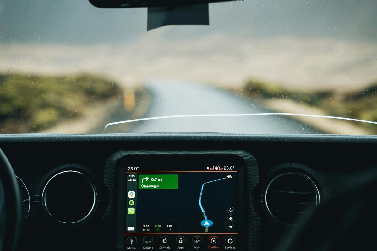 Dispositivo receptor de la marca OTTOCAST conectado al puerto USB del salpicadero del coche, libre de cableado externo.