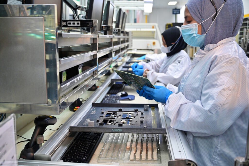 Línea de producción automatizada donde se ensamblan obleas de silicio desarrolladas por los fabricantes chinos de memorias.