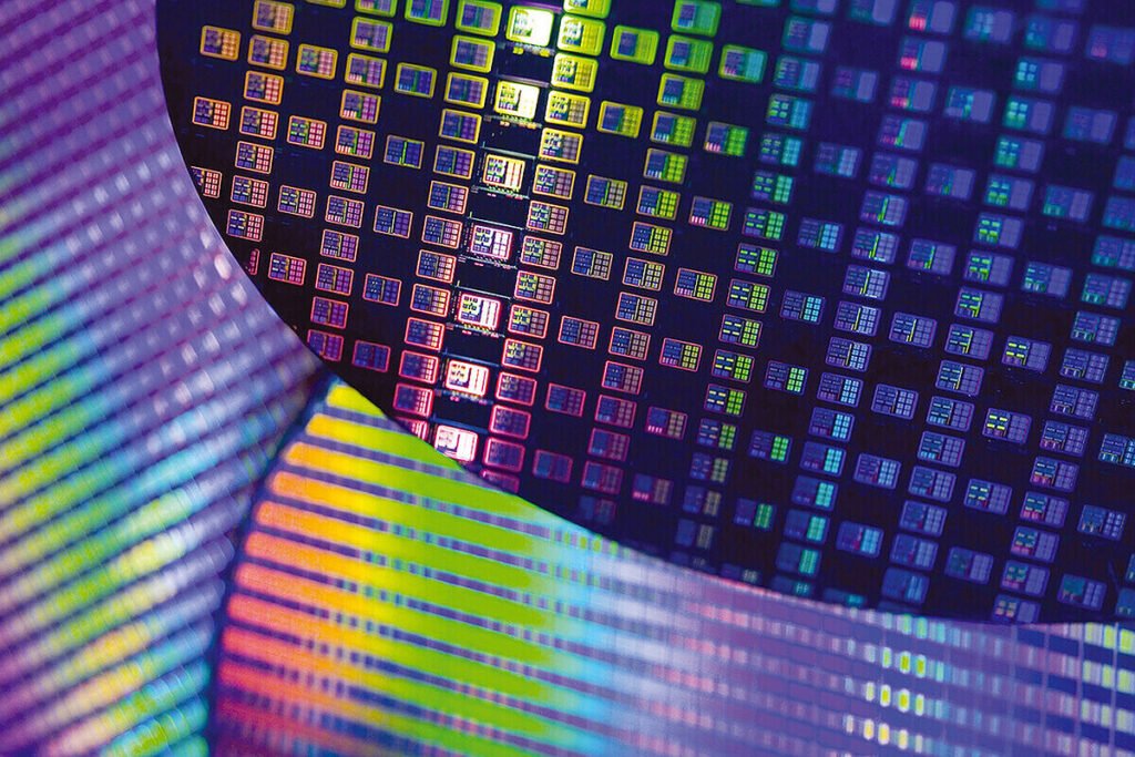 Vista interior limpia de una fábrica de microprocesadores automatizada con maquinaria de alta precisión donde TSMC invertirá 100.000 millones de dólares.