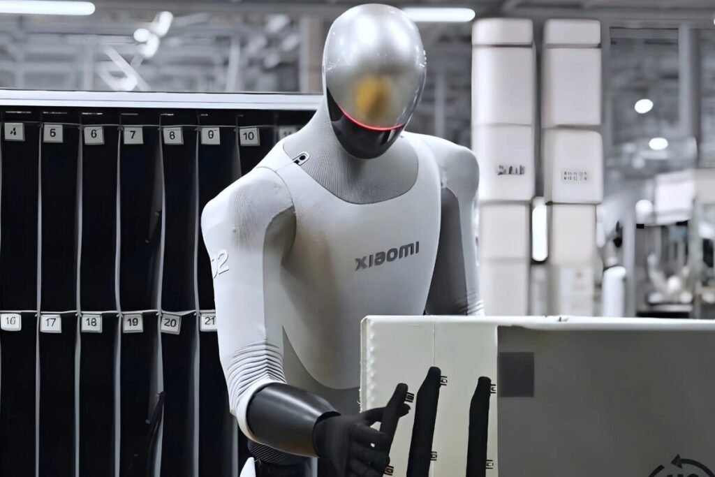 Brazo y torso del robot humanoide de Xiaomi ajustando un panel en la línea de montaje de automóviles.