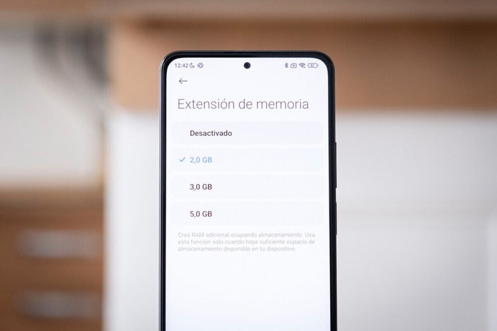 Menú de ajustes de un teléfono mostrando la opción para activar la RAM virtual en móviles baratos.