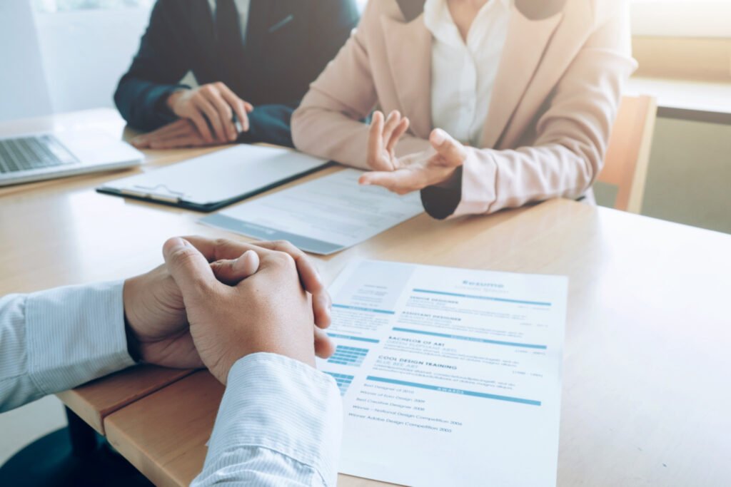 La Universidad Internacional del Ecuador impulsa un programa que reconoce la experiencia laboral como base para acceder a un título de tercer nivel.