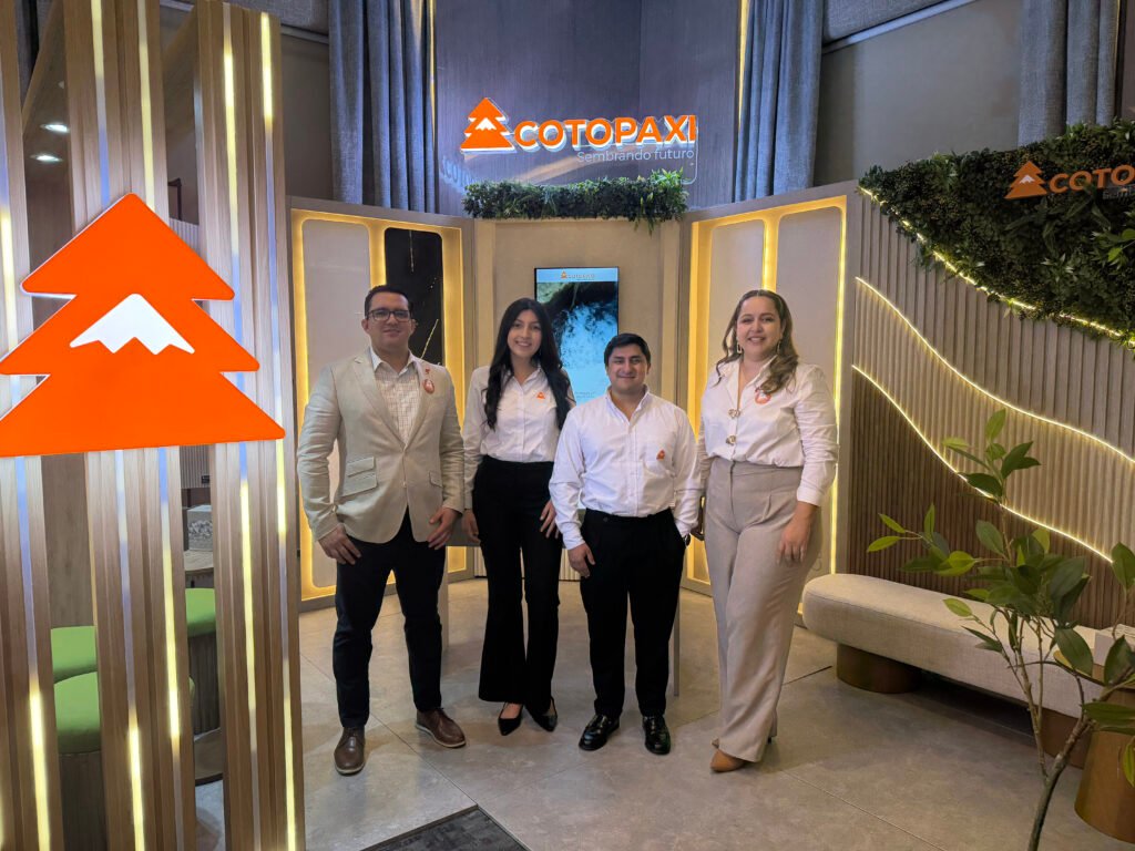 Equipo de Aglomerados Cotopaxi en la Cata Inmobiliaria presentando paneles decorativos y superficies melamínicas.