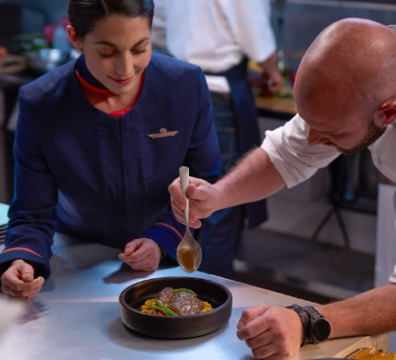 Plato gourmet con identidad gastronómica ecuatoriana servido en la cabina Premium Economy de un avión de LATAM.