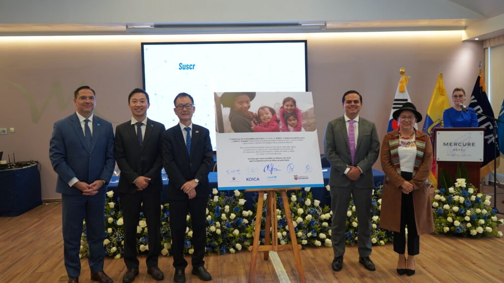 Representantes del MSP, KOICA y UNICEF firmando el acuerdo internacional en Quito para prevenir la desnutrición crónica infantil.