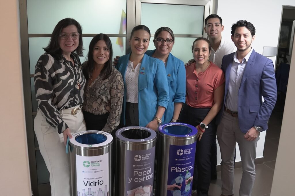 Estaciones de reciclaje instaladas en las oficinas de Seguros Confianza para apoyar a recicladores de base.