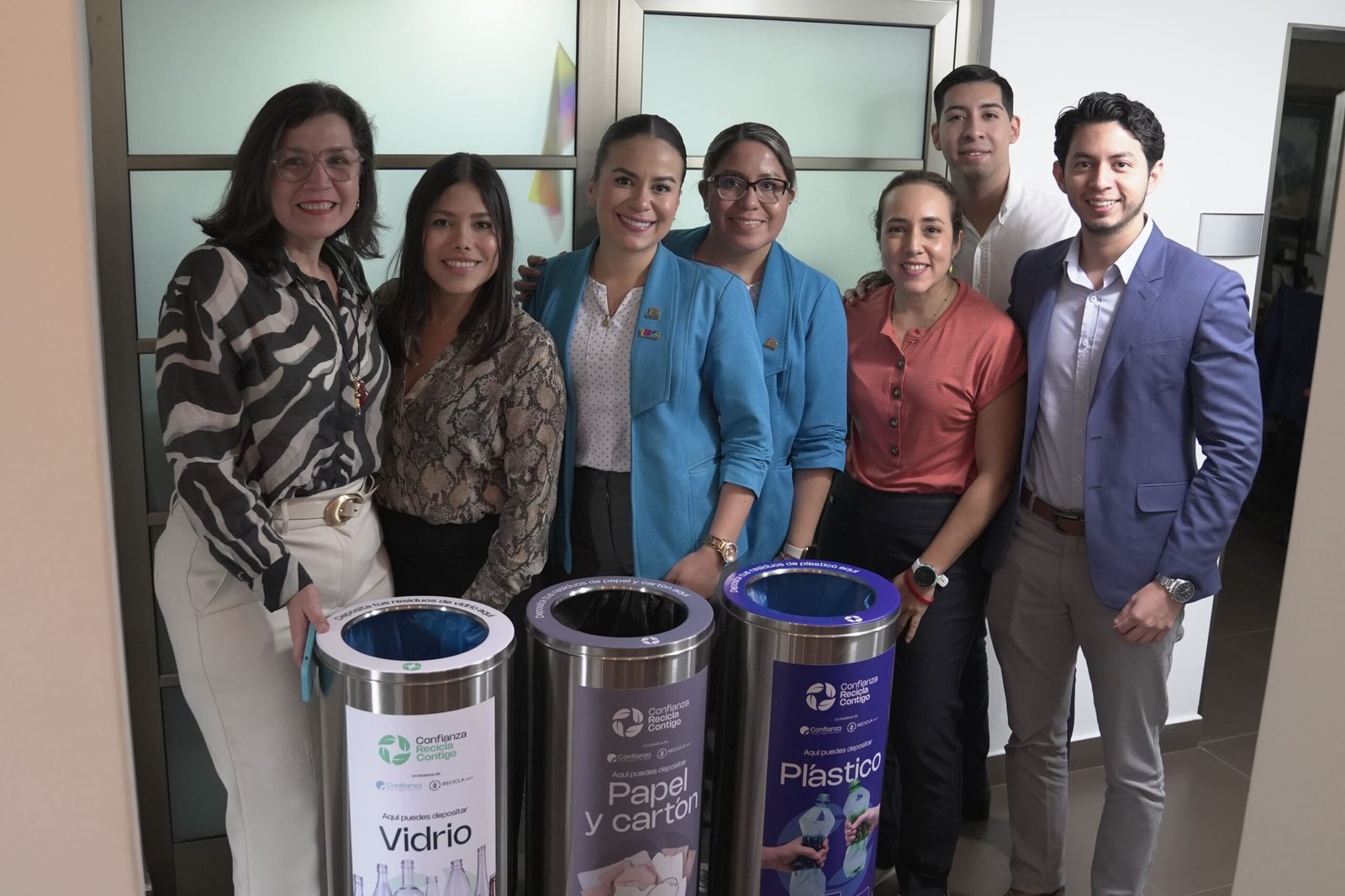 Estaciones de reciclaje instaladas en las oficinas de Seguros Confianza para apoyar a recicladores de base.