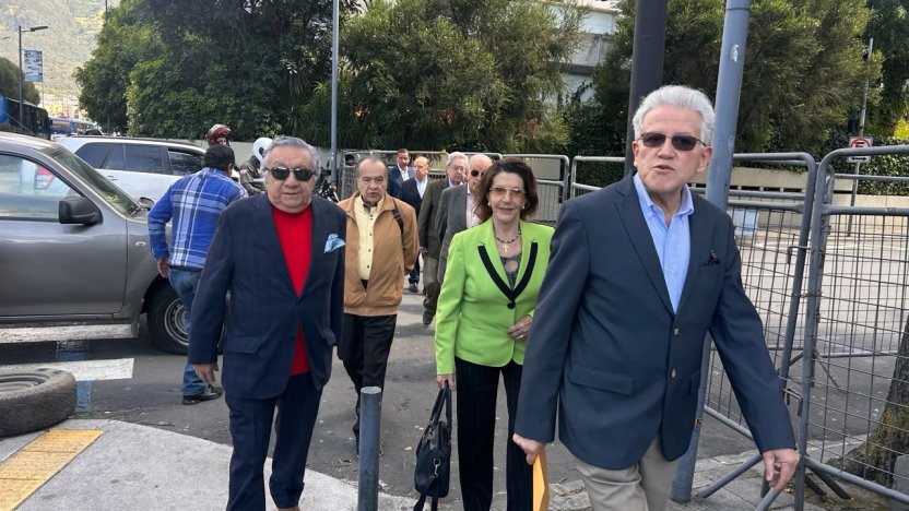 Integrantes de la Comisión Nacional Anticorrupción en los exteriores de la Fiscalía en Quito.