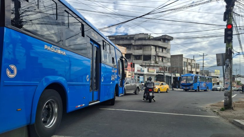 Bus de transporte público en una calle de Quito.