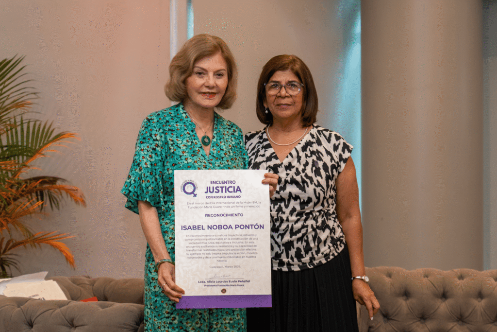 Isabel Noboa recibe el reconocimiento de la Fundación María Guare por su compromiso con los derechos de las mujeres en Ecuador.