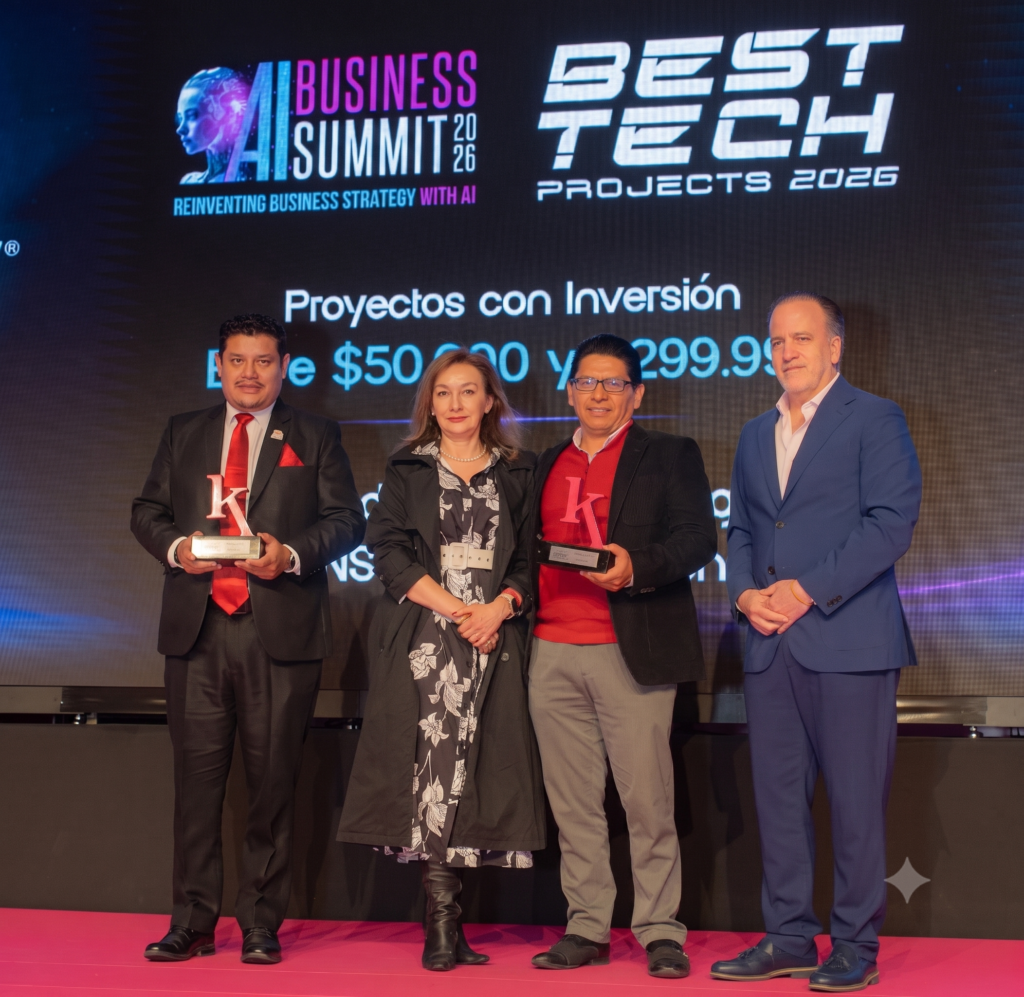 Alex Carrera de Hikvision junto a directivos del Colegio Einstein y Ekos en la entrega del premio por ecosistema de seguridad con inteligencia artificial