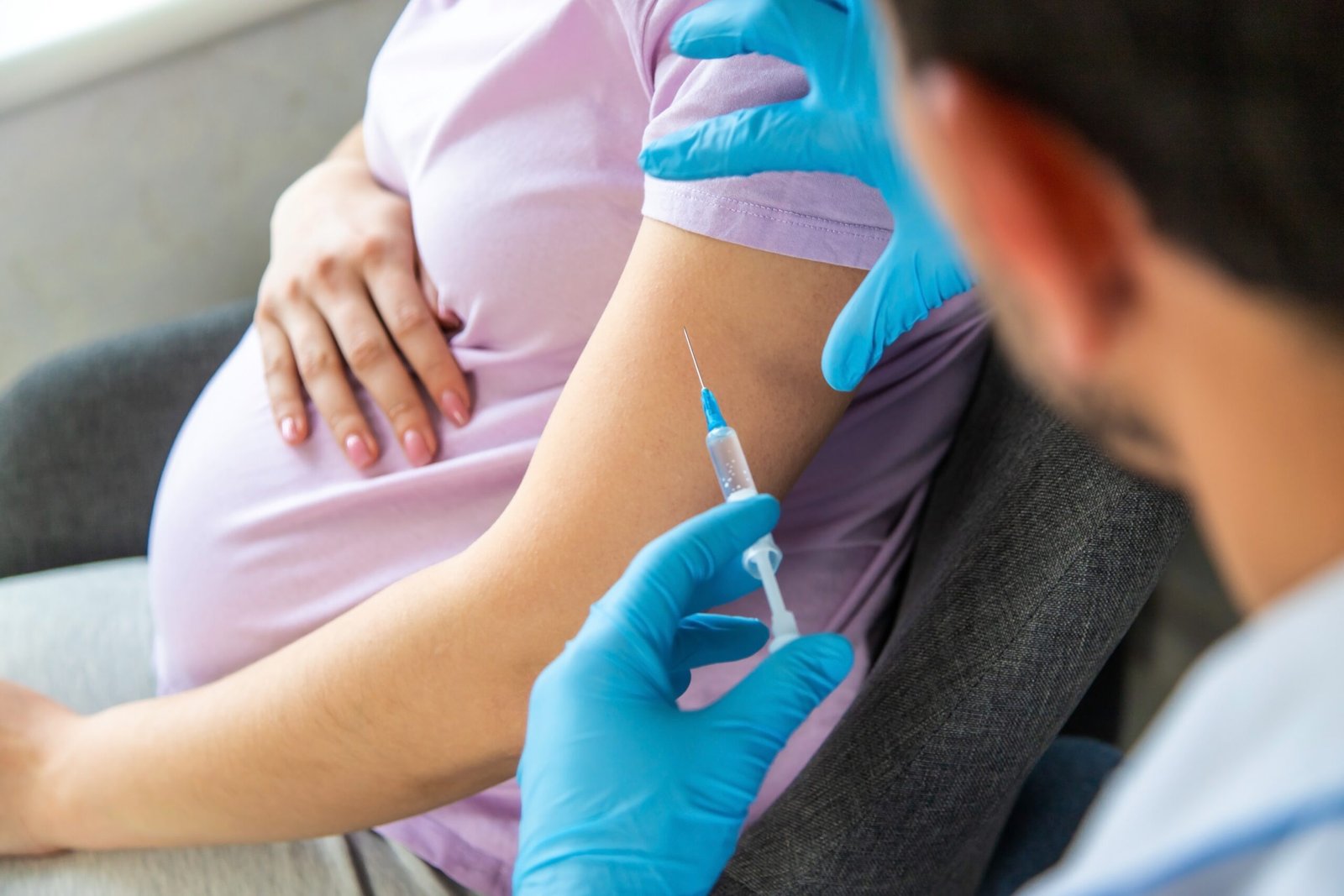 Mujer embarazada y bebé en consulta médica, representando la importancia de la vacunación materna e infantil en América Latina